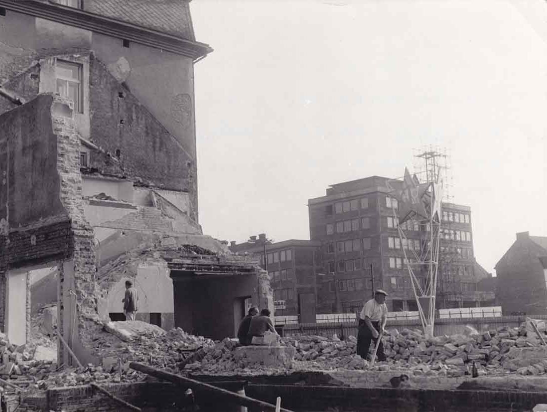 Hotel Veselka, jeden z nejstarších a nejslavnějších pardubických hostinců, byl odstřelen 26. srpna 1972. Na fotografii můžete vidět průhled troskami hotelu na Dům služeb. Foto: M. Mikulecký.