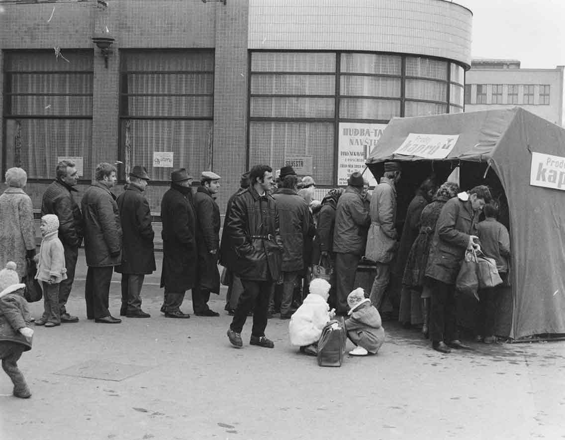 Prodej kaprů vedle Grandu v roce 1973. Kapr v tomto stánku stál 15 Kčs za kilo. Autor neznámý.