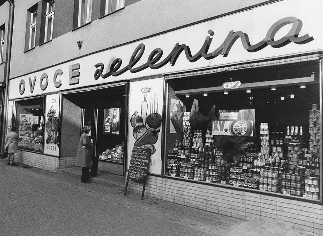 Obchod se zeleninou na dnešní třídě 17. listopadu (tehdejší 7. listopadu) kolem roku 1970. Autor neznámý.