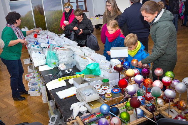 Laboratorní sklo, porcelán, ozdoby a dílna zdobení vánočních ozdob.