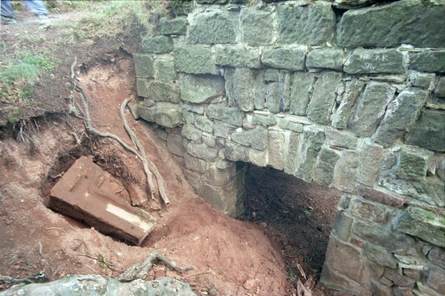 Hrad Žampach, hradní palác a nalezená část ostění dveří