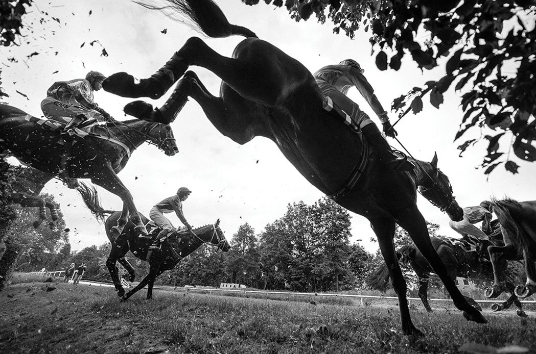 Miloš Fic: Pardubické dostihy aneb „přes překážky ke hvězdám“. Foto Miloš Fic