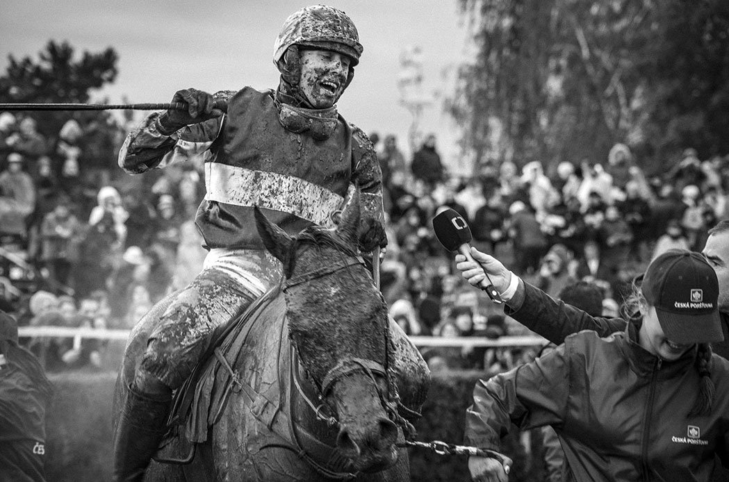 Miloš Fic: Pardubické dostihy aneb „přes překážky ke hvězdám“. Foto Miloš Fic