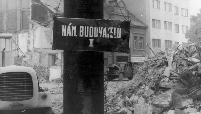 Pohled na ceduli „Nám. Budovatelů I“ před troskami hotelu Veselka v roce 1972. Autor neznámý.